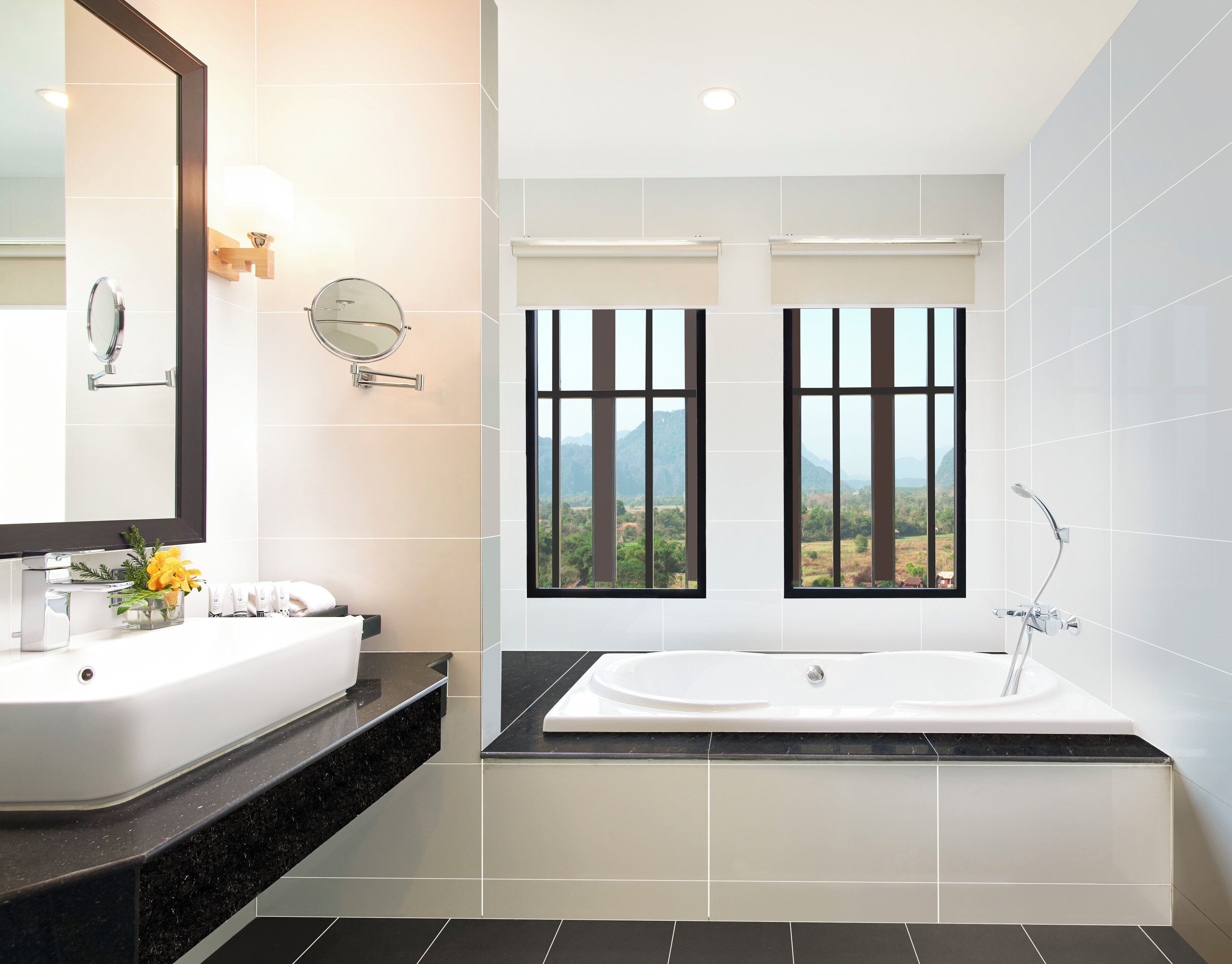 Suite, 1 slaapkamer, balkon, uitzicht op rivier | Badkamer | Gratis toiletartikelen, een haardroger, badjassen, pantoffels