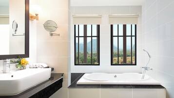 Suite, 1 slaapkamer, balkon, uitzicht op rivier | Badkamer | Gratis toiletartikelen, een haardroger, badjassen, pantoffels