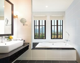 Suite, 1 habitación, balcón, vistas al río | Baño | Artículos de higiene personal gratuitos, secador de pelo y albornoces