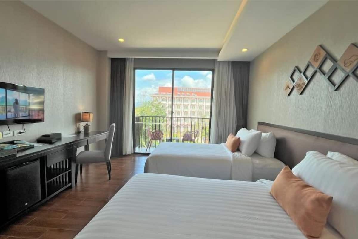 Luxe beddengoed, een minibar, een kluis op de kamer