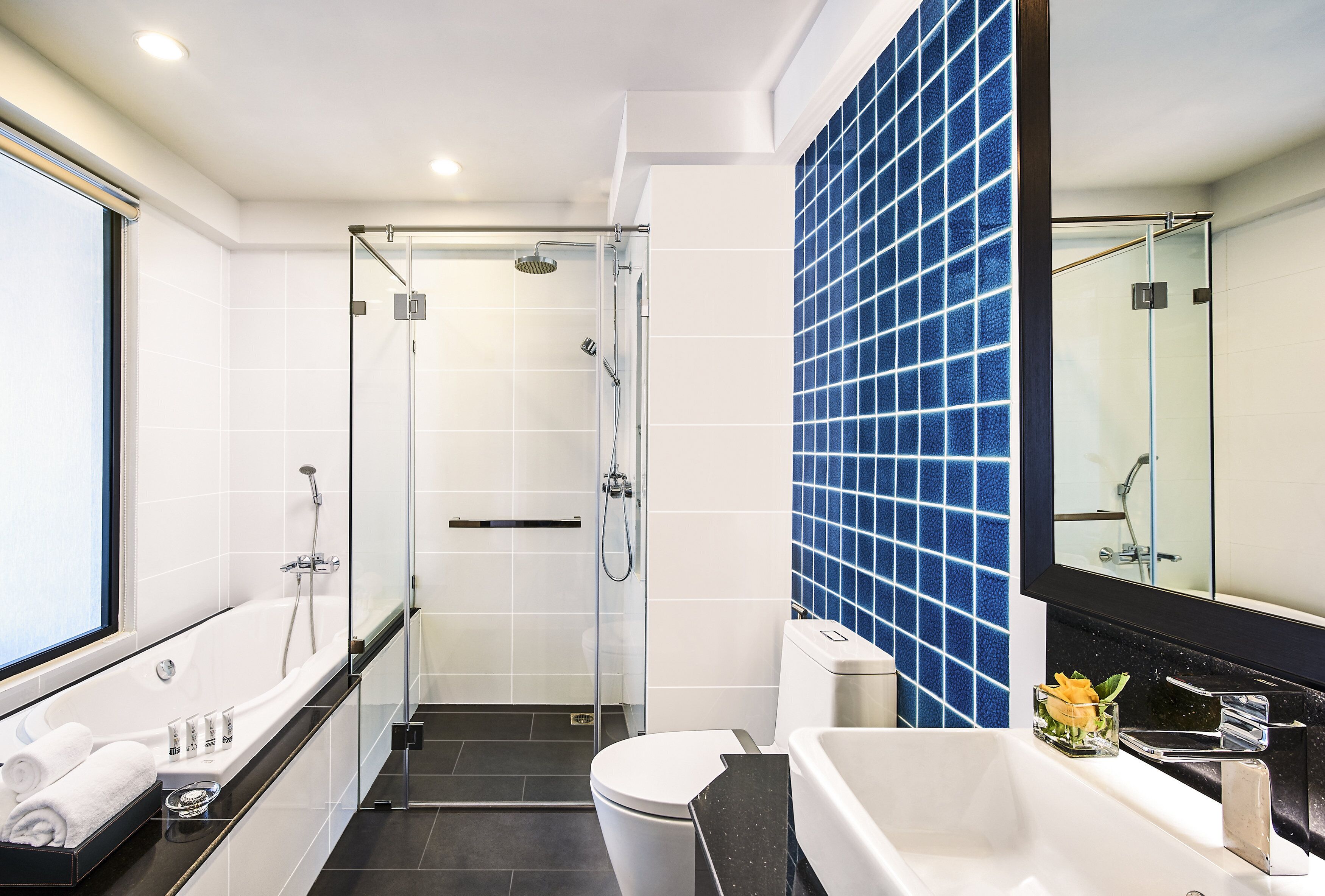 Habitació Deluxe, 1 llit de matrimoni gran, balcó, vistes a la ciutat | Roba de llit d'alta qualitat, minibar i caixa forta a l'habitació 
