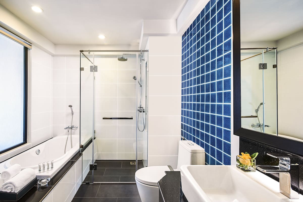 Habitació Deluxe, 1 llit de matrimoni gran, balcó, vistes a la ciutat | Roba de llit d'alta qualitat, minibar i caixa forta a l'habitació