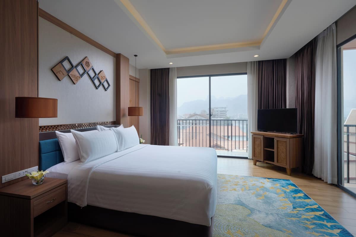 Suite, 1 dormitori, balcó, vistes al riu | Roba de llit d'alta qualitat, minibar i caixa forta a l'habitació