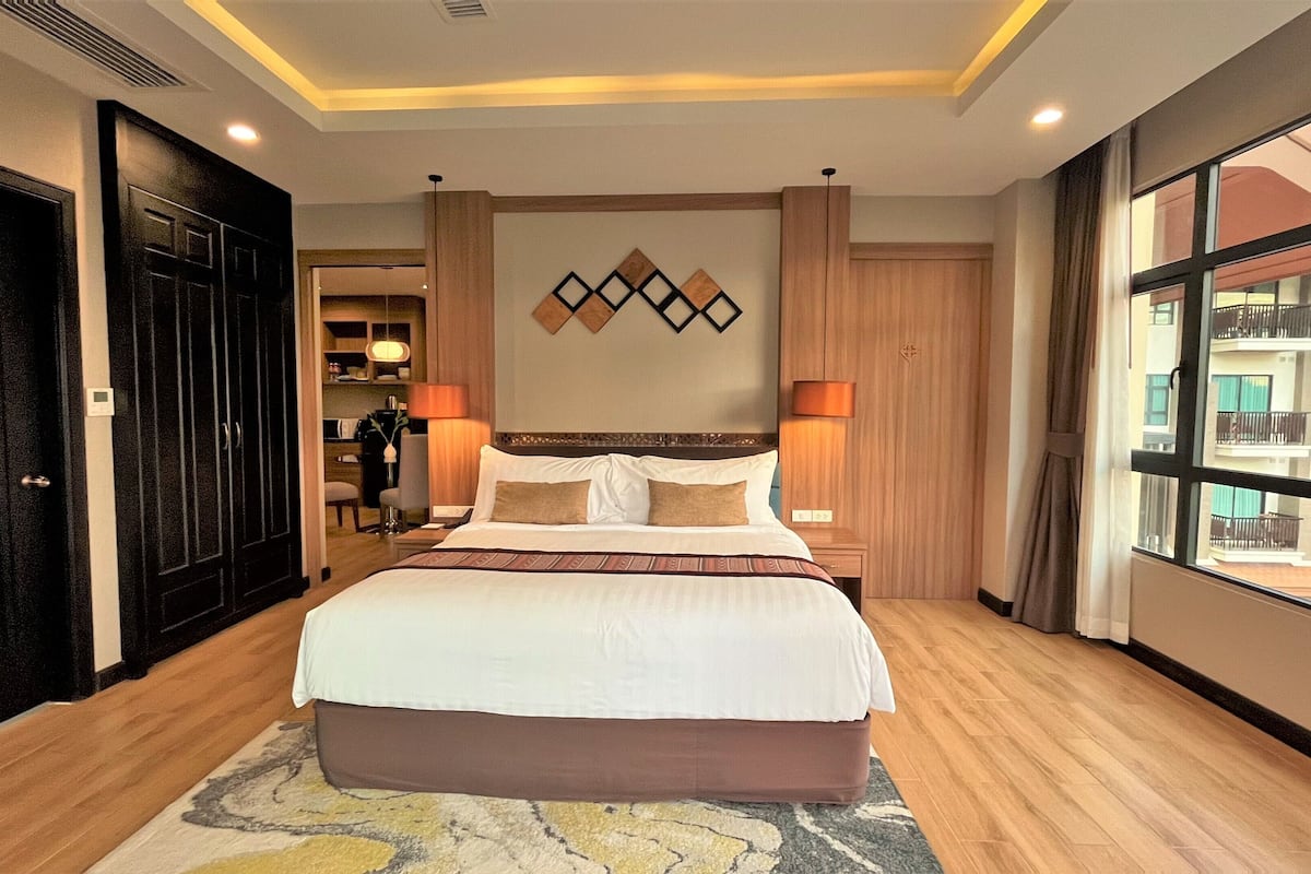 suite, 1 bedroom, balcony, river view | premium bedding, minibar, in-room safe, individually furnished