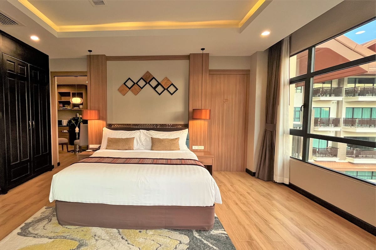 Suite, 1 slaapkamer, balkon, uitzicht op rivier | Luxe beddengoed, een minibar, een kluis op de kamer