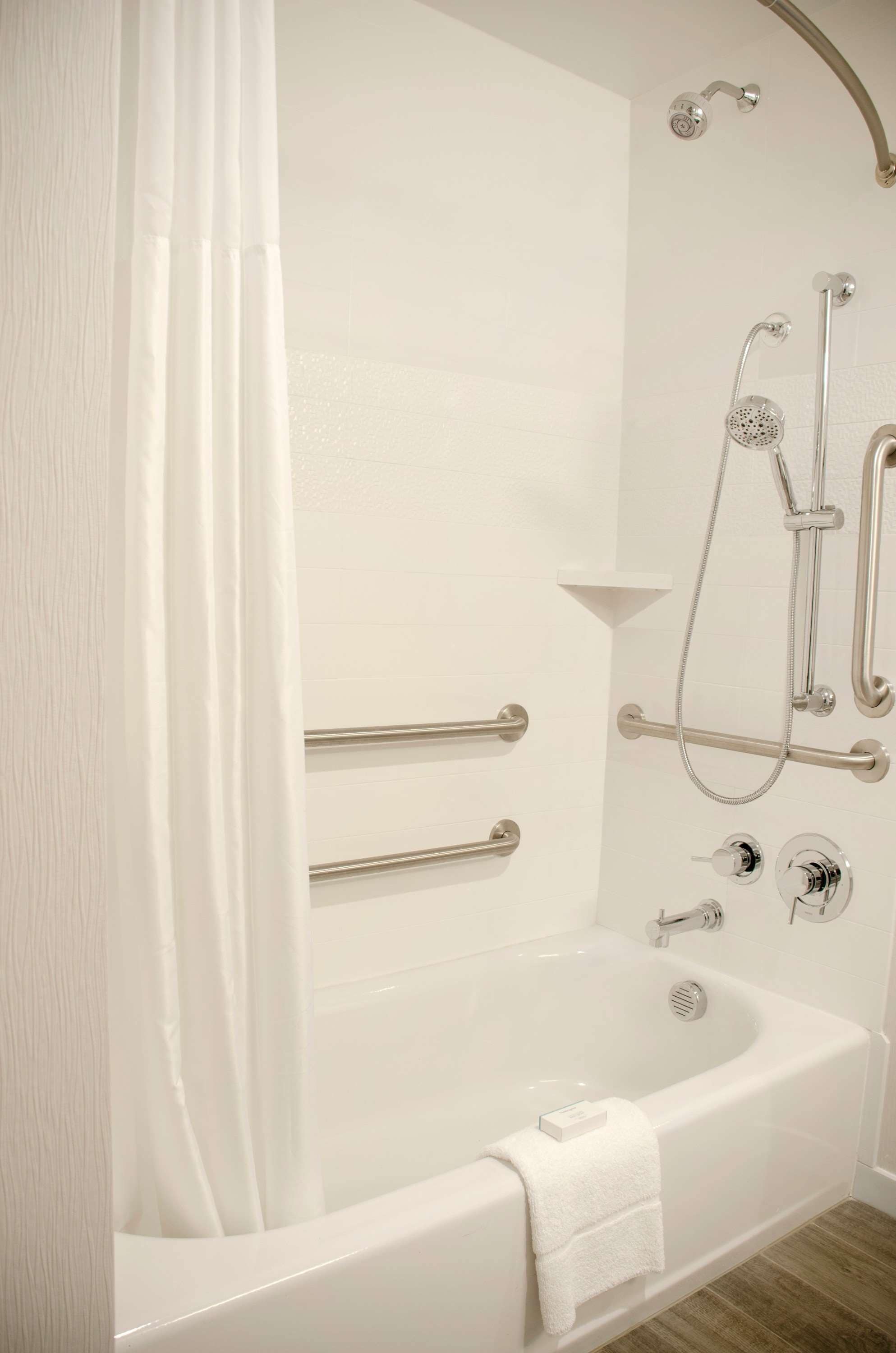 room, 2 queen beds, accessible, bathtub (hearing & mobility) | bathroom | free toiletries, hair dryer, towels