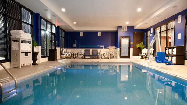 An indoor swimming pool with clear water, surrounded by lounge chairs and a reception area. - Hampton Inn Lebanon (Lebanon)