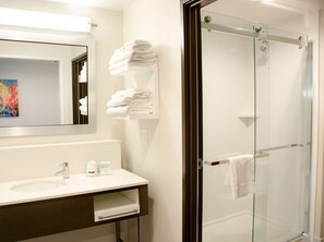 Studio, 1 très grand lit, réfrigérateur et four à micro-ondes | Salle de bain