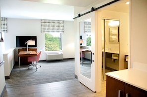 Studio, 1 King Bed, Refrigerator & Microwave | In-room safe, desk, cribs/infant beds, free WiFi