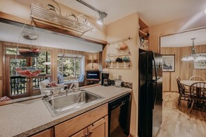 Fridge, microwave, dishwasher, coffee/tea maker - 41SW - Sauna - WiFi - Fireplace - Sleeps 8 by RedAwning (Glacier)