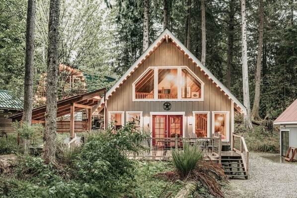 Exterior - 99MBR - Hot Tub - WiFi - Pets Ok - BBQ - Sleeps 6 by RedAwning (Glacier)