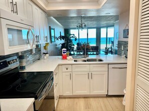 Kylskåp, mikrovågsugn, ugn och diskmaskin