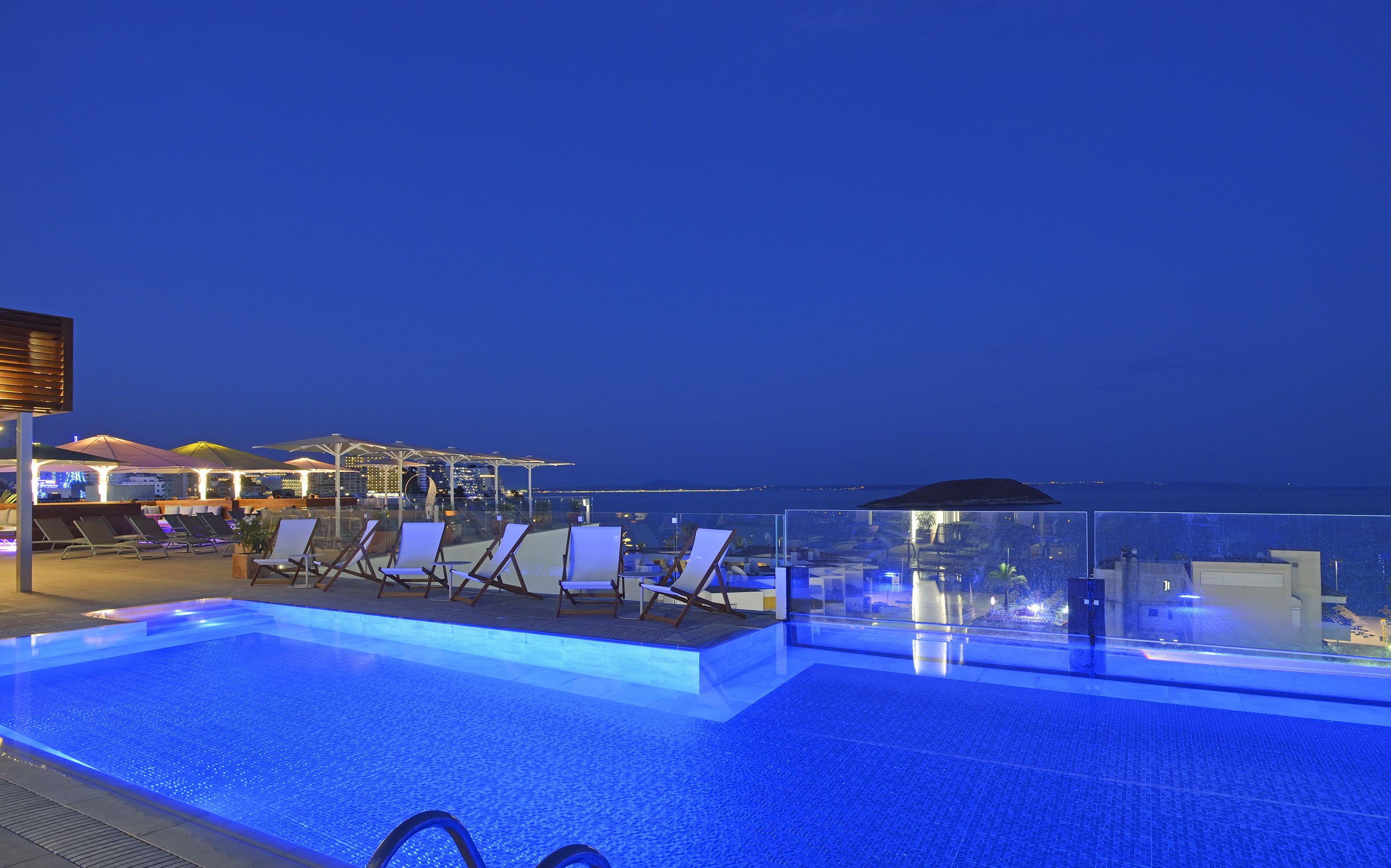 2 outdoor pools, pool loungers