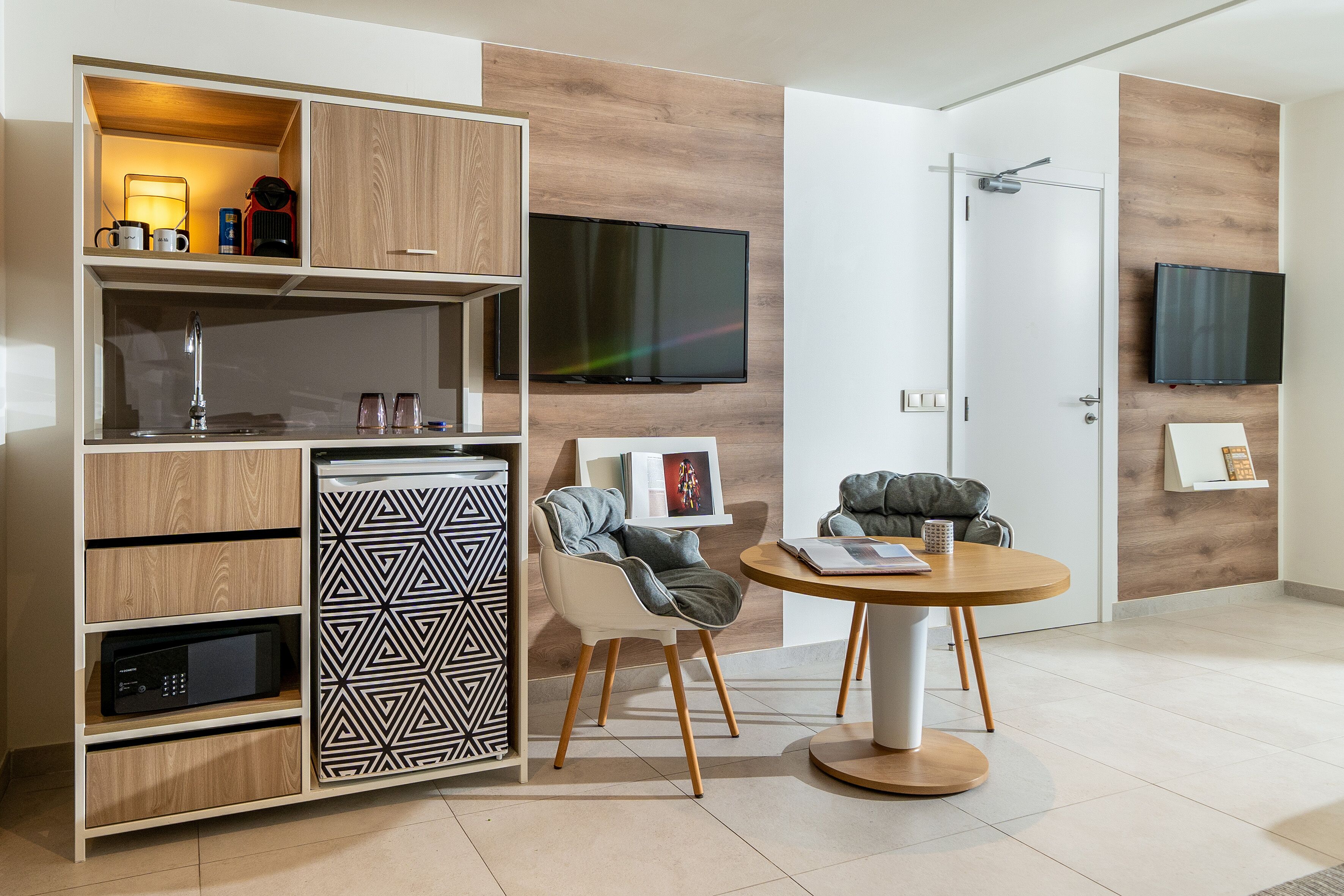 1 bedroom, egyptian cotton sheets, premium bedding, free minibar items