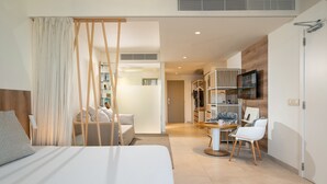 A modern hotel room with a large bed, a desk with a chair, a TV, and a wardrobe. - INNSiDE by Meliá Calviá Beach (Calvia)