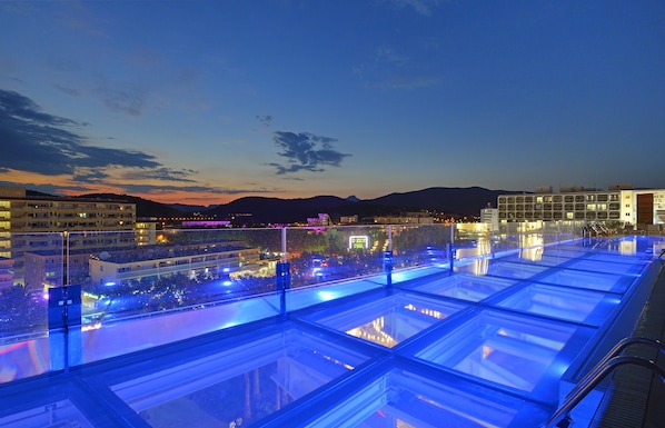 2 outdoor pools, sun loungers