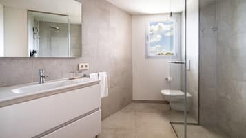 The Innside Room Extra Space | Baño | Regadera, amenidades de baño gratuitas, secadora de cabello, toallas