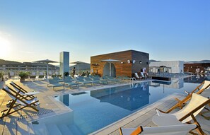 2 outdoor pools, sun loungers