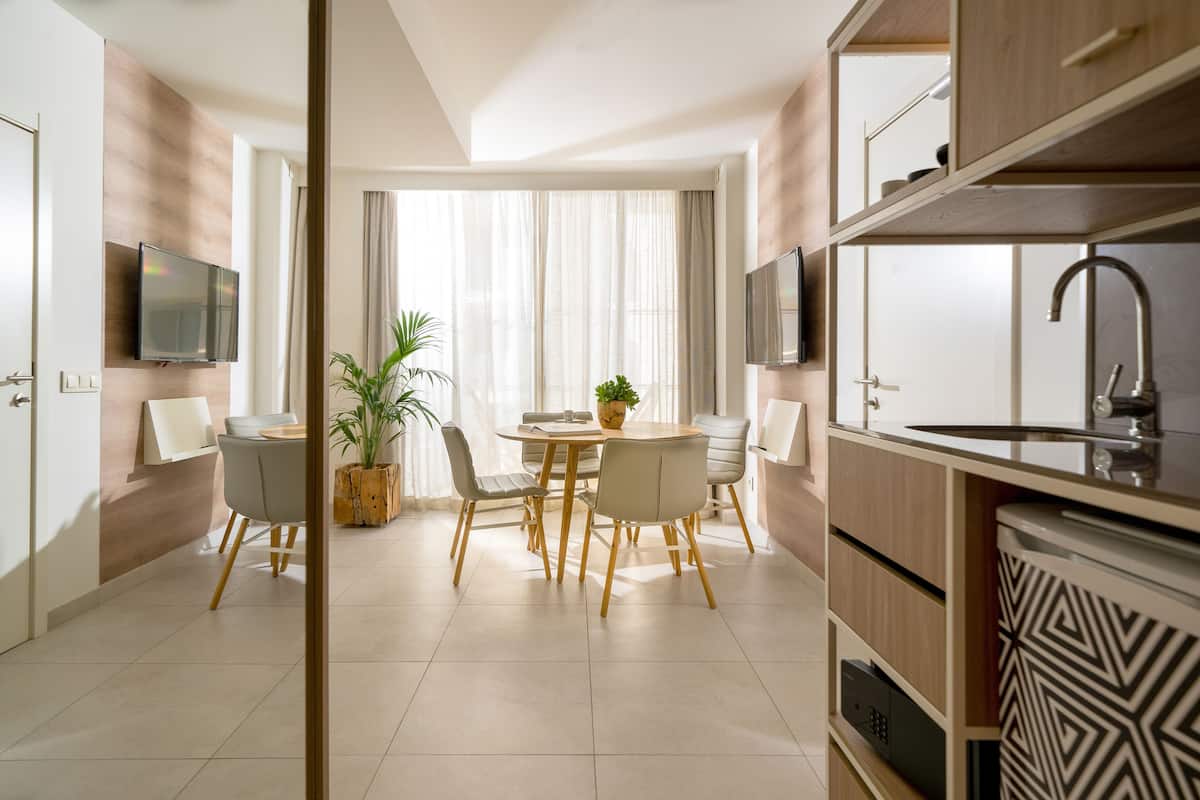 1 bedroom, egyptian cotton sheets, premium bedding, free minibar items