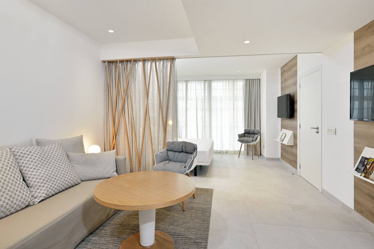 1 bedroom, egyptian cotton sheets, premium bedding, free minibar items