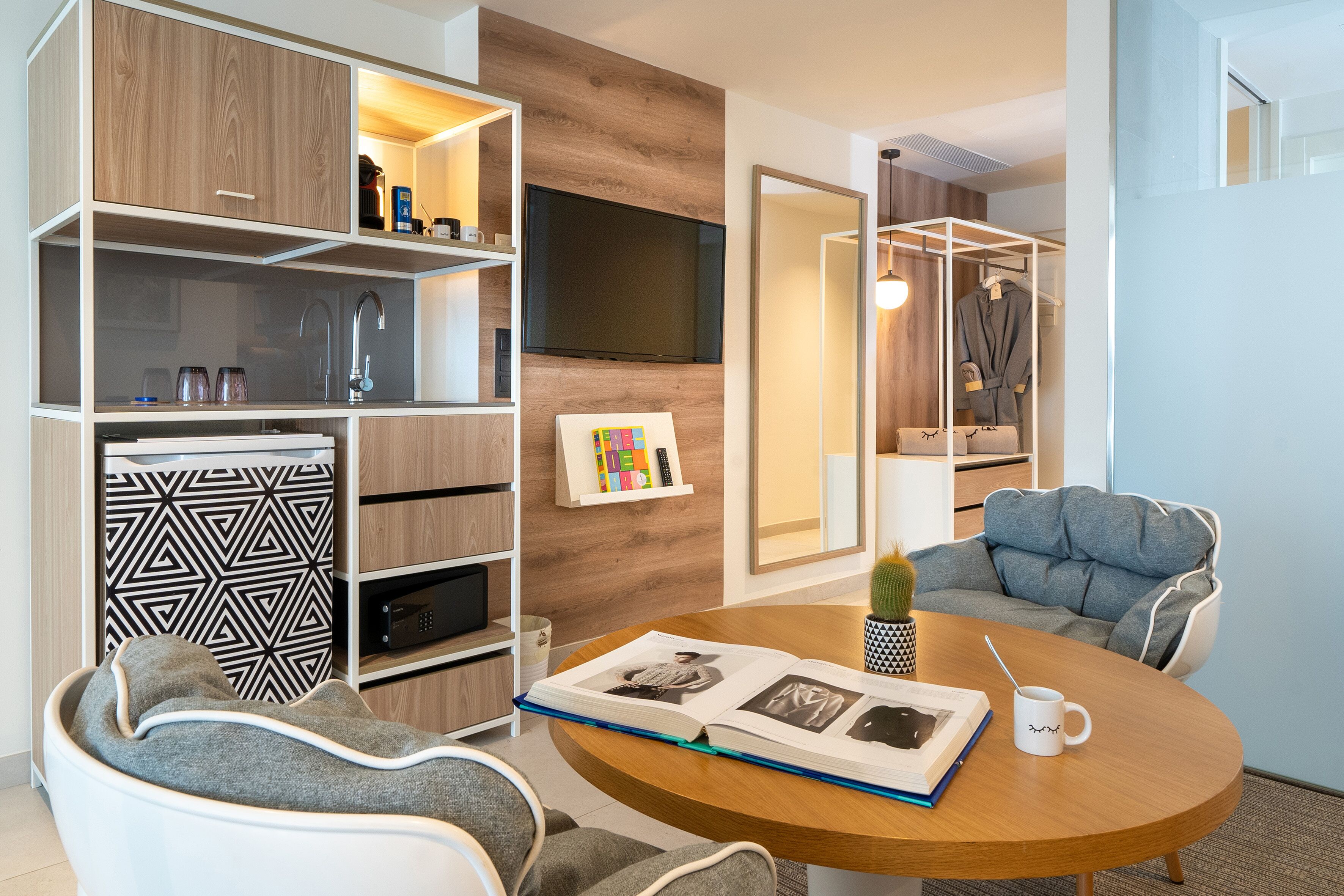 1 bedroom, egyptian cotton sheets, premium bedding, free minibar items