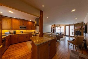 Kühlschrank, Mikrowelle, Herdplatte, Geschirrspüler