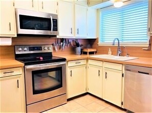 Frigorifero, microonde, piano cottura, lavastoviglie