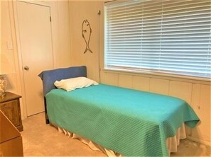 3 bedrooms, internet, bed sheets - Three Bedroom, Two Bath. Off Water Home. Short Distance to Public Pier. (Port Mansfield)