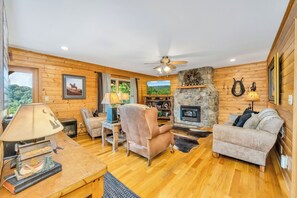 TV, caminetto, libri