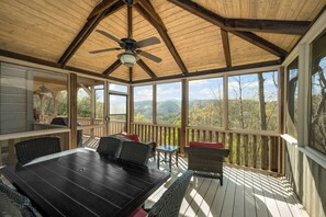 Outdoor dining - Mountain Cabin, Screen Porch, Hot Tub, Jacuzzi Tub, WiFi (Ferguson)