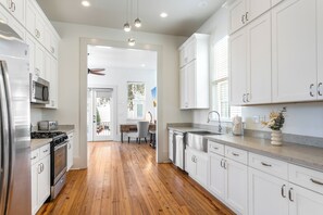 Private kitchen - Residences Du Carondelet by Hosteeva (New Orleans)