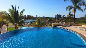 Outdoor pool, open 8:00 AM to 9:00 PM, sun loungers - Condo Carla Marina (Mazatlán)