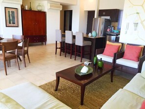 พรีเมียมคอนโด, 2 ห้องนอน, วิวท่าเรือ, ริมทะเล | บริเวณนั่งเล่น | สมาร์ททีวี 40 นิ้ว พร้อมช่องเคเบิล, ทีวี