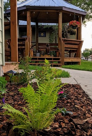 Rom – standard, 2 queensize-senger, ikke-røyk (Two-Queens Express/Room 8) | Hageutsikt