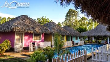 Alberca al aire libre y camastros