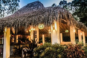 Petit déjeuner, déjeuner et dîner servis sur place, vue sur la piscine
