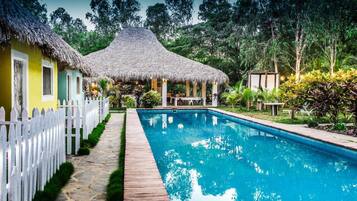 حمّام سباحة خارجي، مقاعد للتشمس