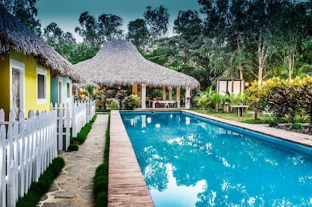 Outdoor pool, pool loungers. Las Dunas Surf Resort - Hostel