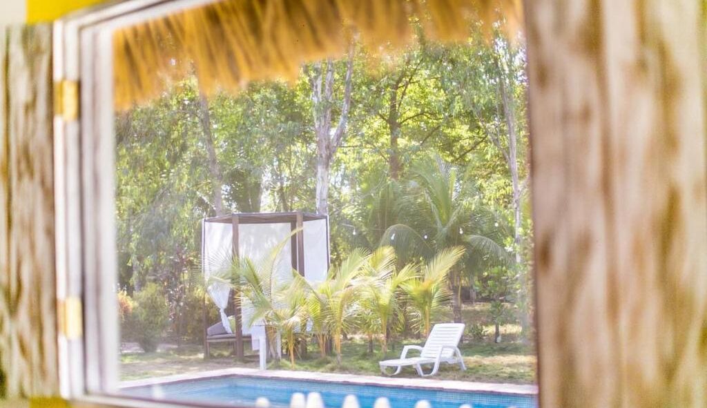 Een buitenzwembad en ligstoelen