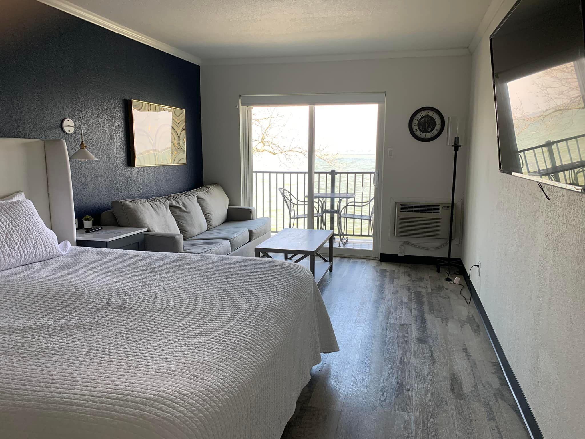 studio, 1 king bed, accessible, lake view | living area | flat-screen tv