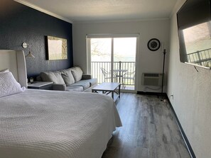 Estúdio, 1 cama King, acessível, vista para o lago | Área de estar | TV de tela plana