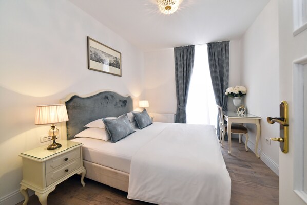 Deluxe Apartment, 1 Bedroom, Balcony (White Baroque)