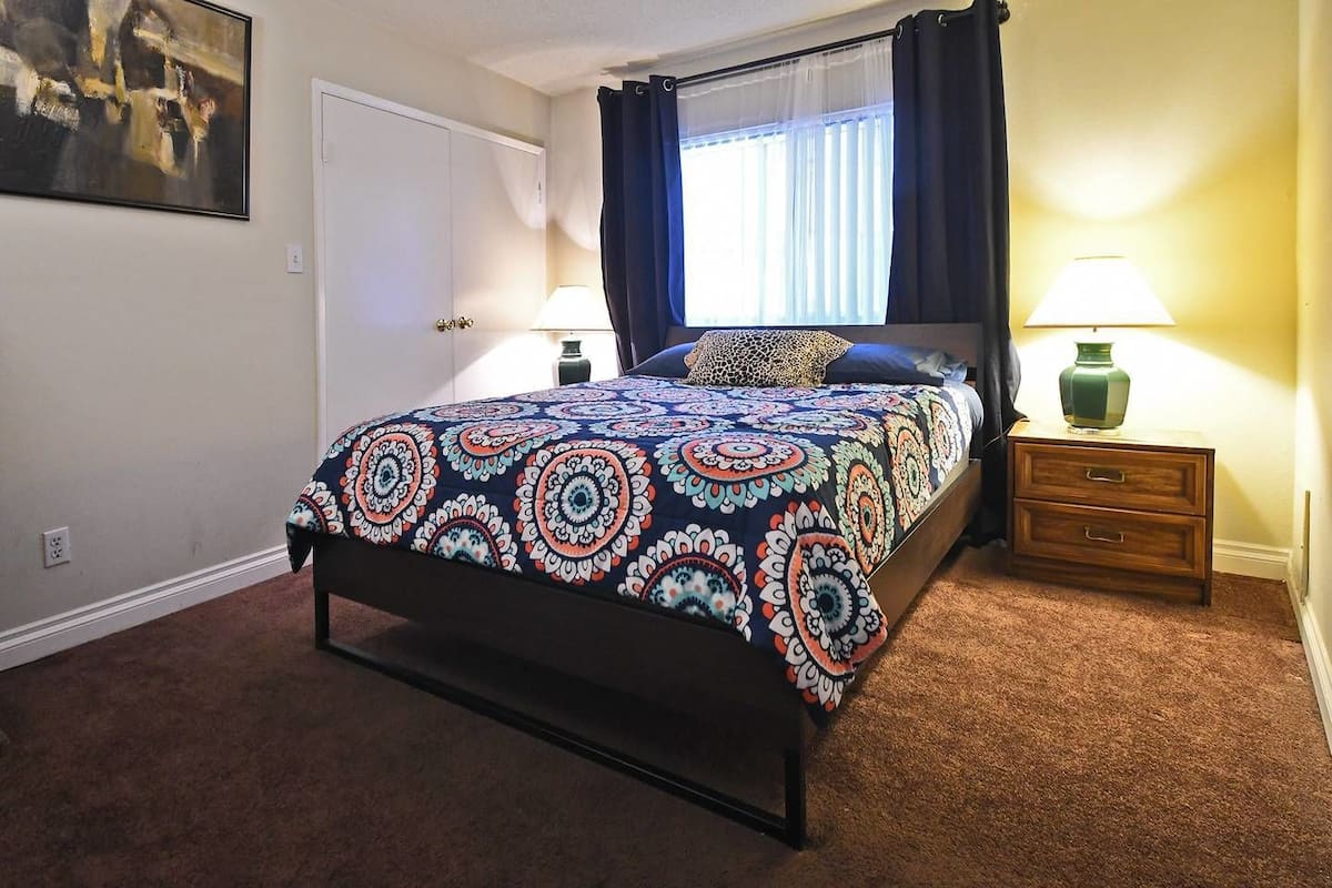 Comfort Suite, 3 Bedrooms, Kitchen, Mountain View | 1 bilik tidur, meja, seterika/papan seterika, Wi-fi percuma