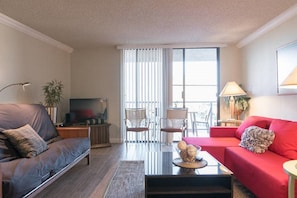 Comfort Suite, 5 Bedrooms, Kitchen, Mountain View | Living area | Flat-screen TV, fireplace - Country Club Luxury Suites (Las Vegas)