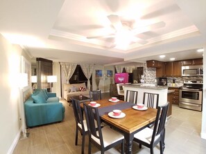 Comfort Suite, 3 Bedrooms, Kitchen, Mountain View | In-room dining - Country Club Luxury Suites (Las Vegas)