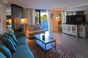 Comfort Suite, 3 Bedrooms, Kitchen, Mountain View | Living area | Flat-screen TV, fireplace - Country Club Luxury Suites (Las Vegas)