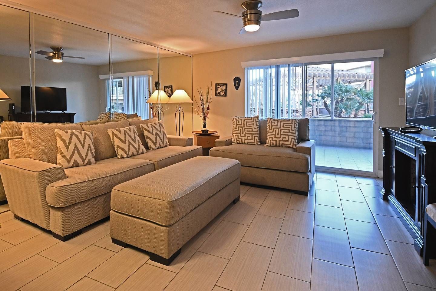 Comfort Suite, 2 Bedrooms, Kitchen, Mountain View | Living area | Flat-screen TV, fireplace