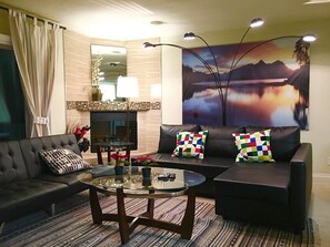 Comfort Suite, 3 Bedrooms, Kitchen, Mountain View | Living area