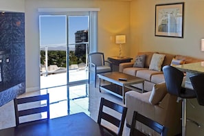 Comfort Suite, 3 Bedrooms, Kitchen, Mountain View | 1 bedroom, desk, iron/ironing board, free WiFi - Country Club Luxury Suites (Las Vegas)