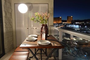 Comfort Suite, 2 Bedrooms, Kitchen, Mountain View | 1 bedroom, desk, iron/ironing board, free WiFi - Country Club Luxury Suites (Las Vegas)